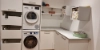 Ein moderner Hauswirtschaftsraum mit Waschmaschine und Stauraum von Nolte Hauswirtschaftsräume.