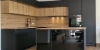 Cuisine moderne avec façades sombres et en bois, îlot central de Nolte Kitchen.