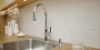 Évier moderne avec plan de travail en bois et vases décoratifs, Nolte Kitchen.