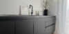 Une cuisine moderne avec surface noire et décor, Nolte Kitchen.