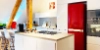 Cuisine moderne avec frigo rouge et îlot de cuisson, Nolte Kitchen.