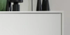Un buffet moderne avec décoration, dans le style de Nolte Living.