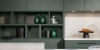 Une cuisine moderne avec des armoires vertes et déco, conçue par Nolte Kitchen.