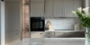 Cucina moderna con armadi grigi e isola in marmo della collezione Nolte Kitchen.