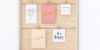 Un tableau d'affichage avec quatre cartes ornées de divers messages.