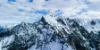 Verschneite Berglandschaft unter blauem Himmel.
