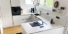 Cuisine moderne blanche avec appareils intégrés et évier d'angle, conçue par Nolte Kitchen.