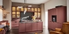 Cuisine moderne avec armoires roses et îlot central, conçue par Nolte Kitchen.