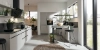 Cuisine moderne avec îlot central et grandes fenêtres, conçue par Nolte Kitchen.