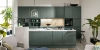 Moderne Nolte Küche mit Kombination aus FRAME LACK und SOFT LACK Fronten in Black Green softmatt, Kochinsel mit Rahmenoptik und heller Arbeitsplatte in Beton Weiß, kombiniert mit gemütlichem Wohnbereich.