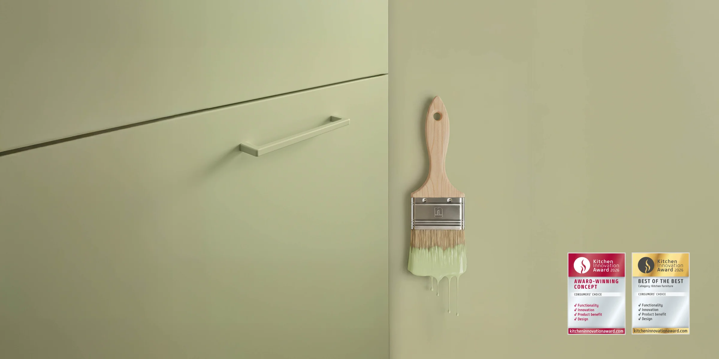 Küchenfront und Wand in Avocado softmatt mit passendem Pinsel – zeigt das harmonische Farbkonzept von Nolte Küchen und SCHÖNER WOHNEN-Farbe.
