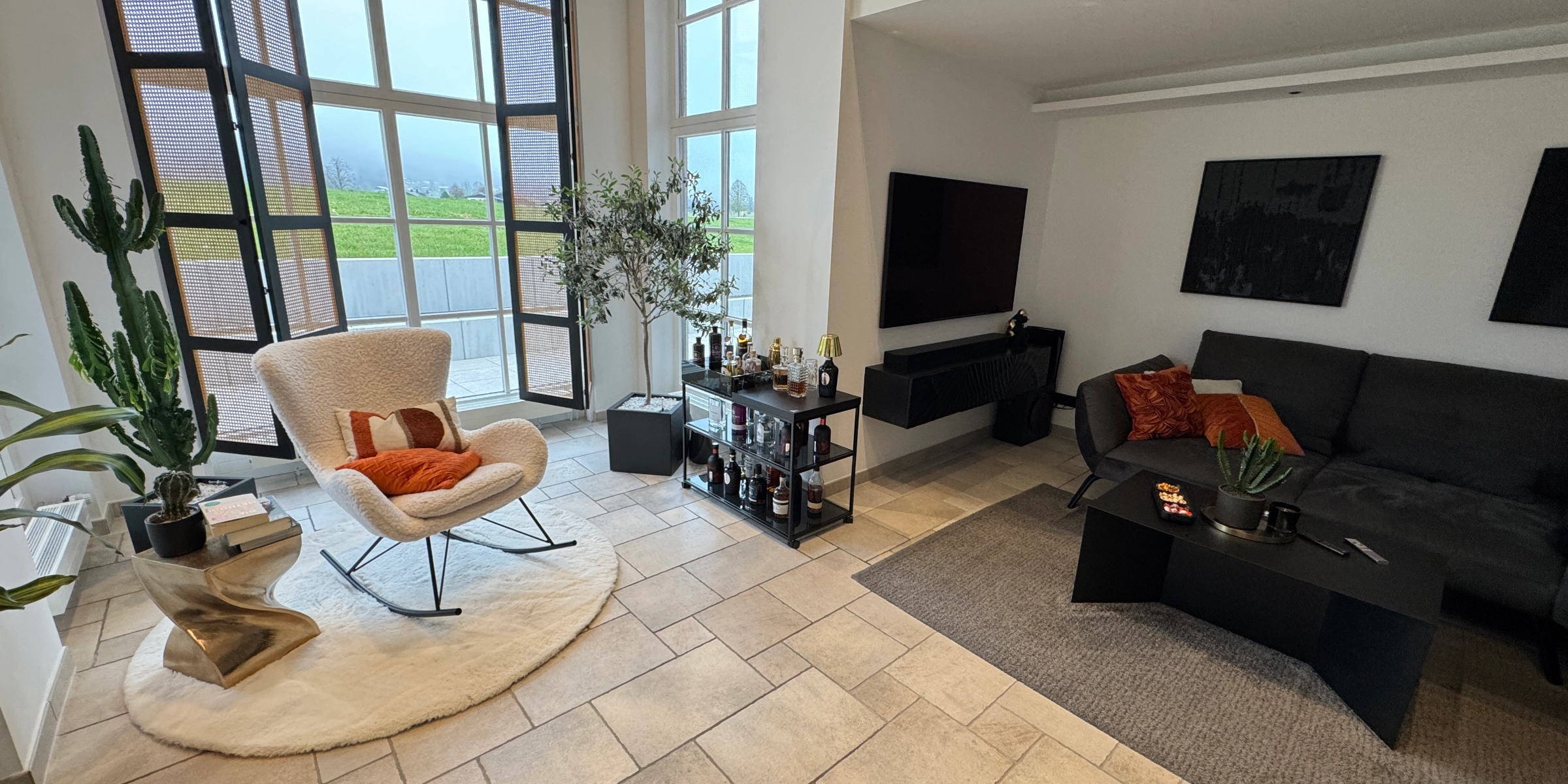 Un soggiorno moderno con ampie finestre e mobili eleganti di Nolte Living.