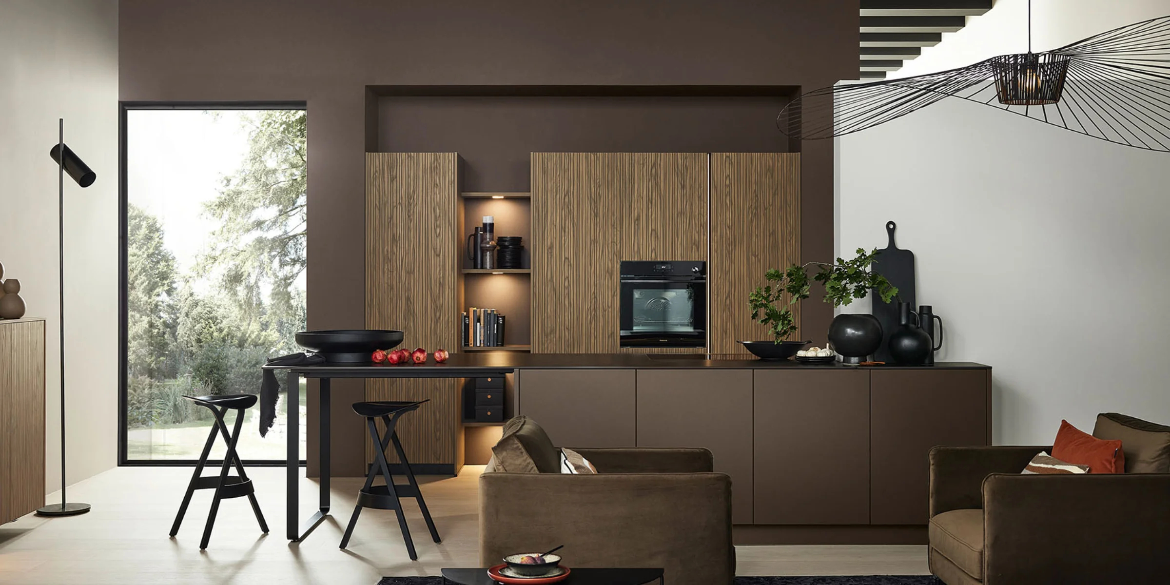 Moderna cocina en isla sin tiradores de Nolte, con frentes de madera ARTLINE Stripe Wood Choco y isla SOFT LACK