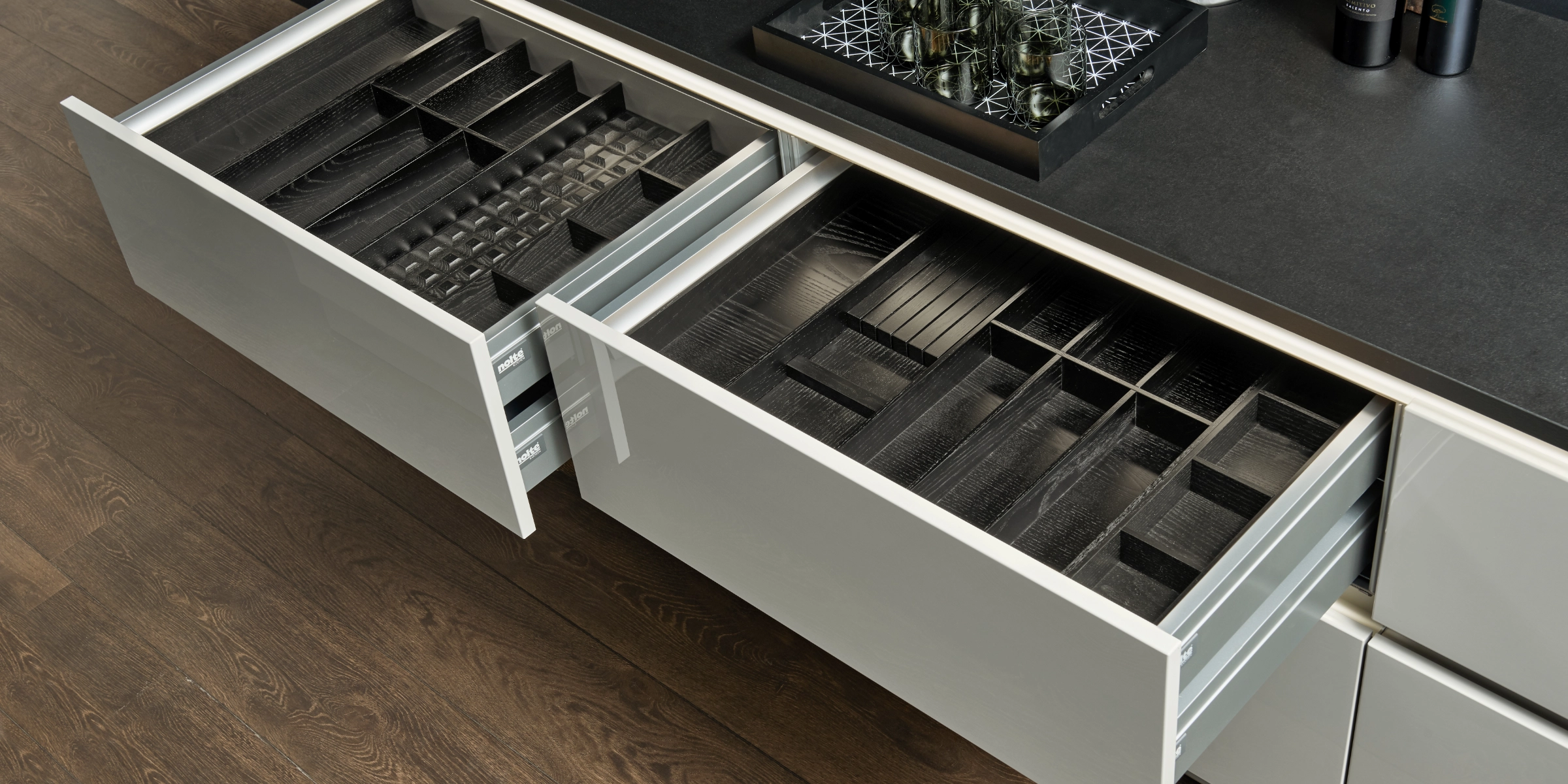 Tiroirs ouverts d'une cuisine moderne avec range-couverts, présentés par Nolte Kitchen.