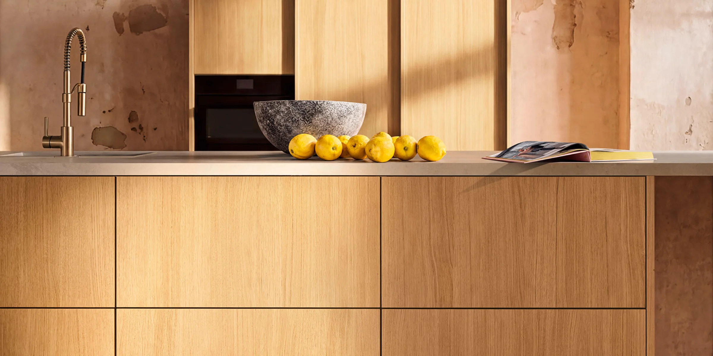 Una cocina moderna con frentes de madera y un frutero, Nolte Küchen.