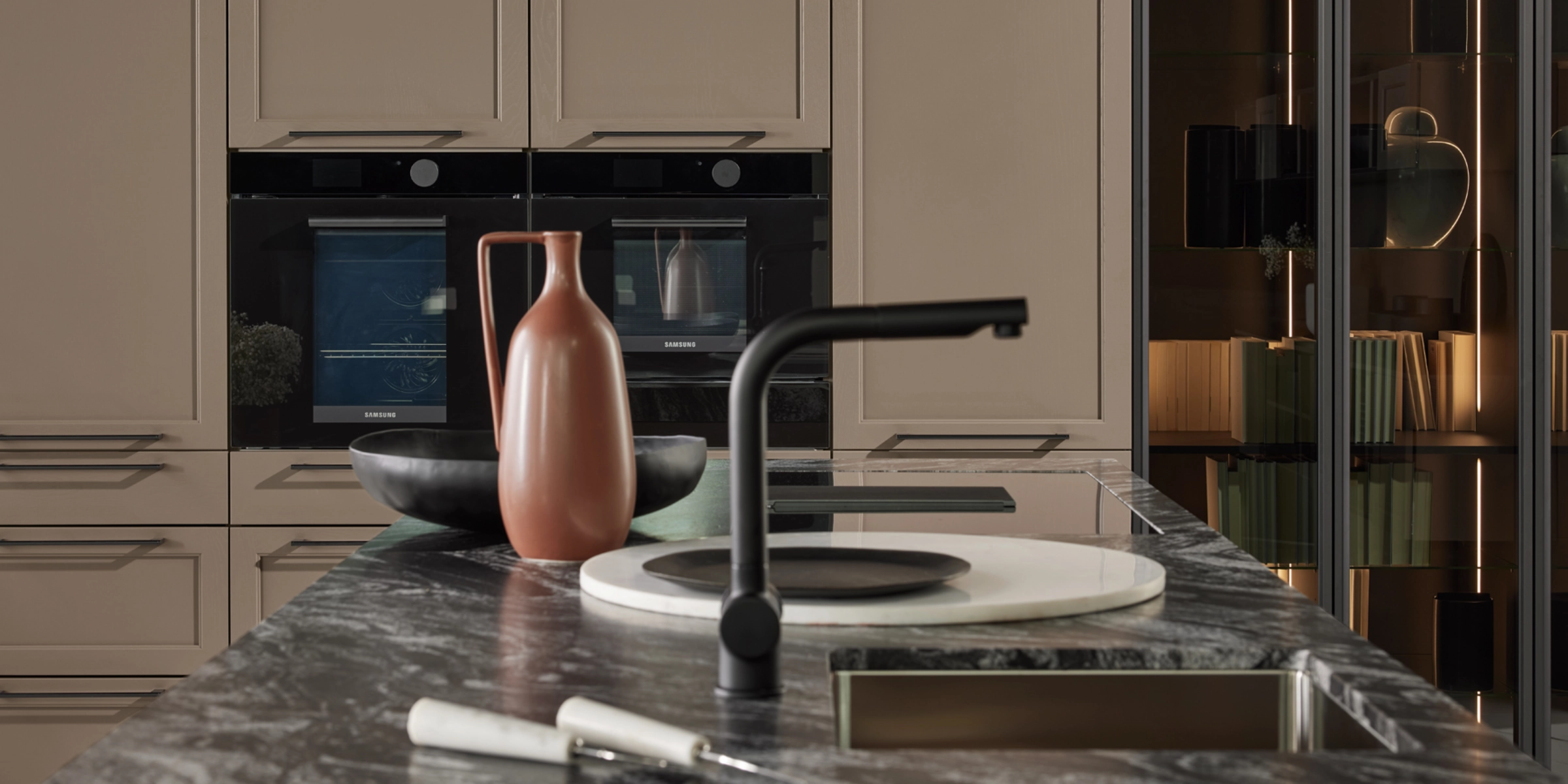 Cuisine moderne avec comptoir en marbre et appareils intégrés de Nolte Kitchen.