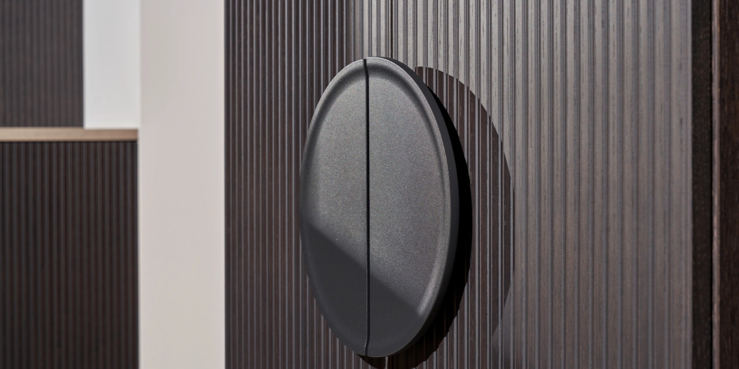 Un design de cuisine moderne avec des poignées rondes et des surfaces texturées, présenté par Nolte Kitchen.