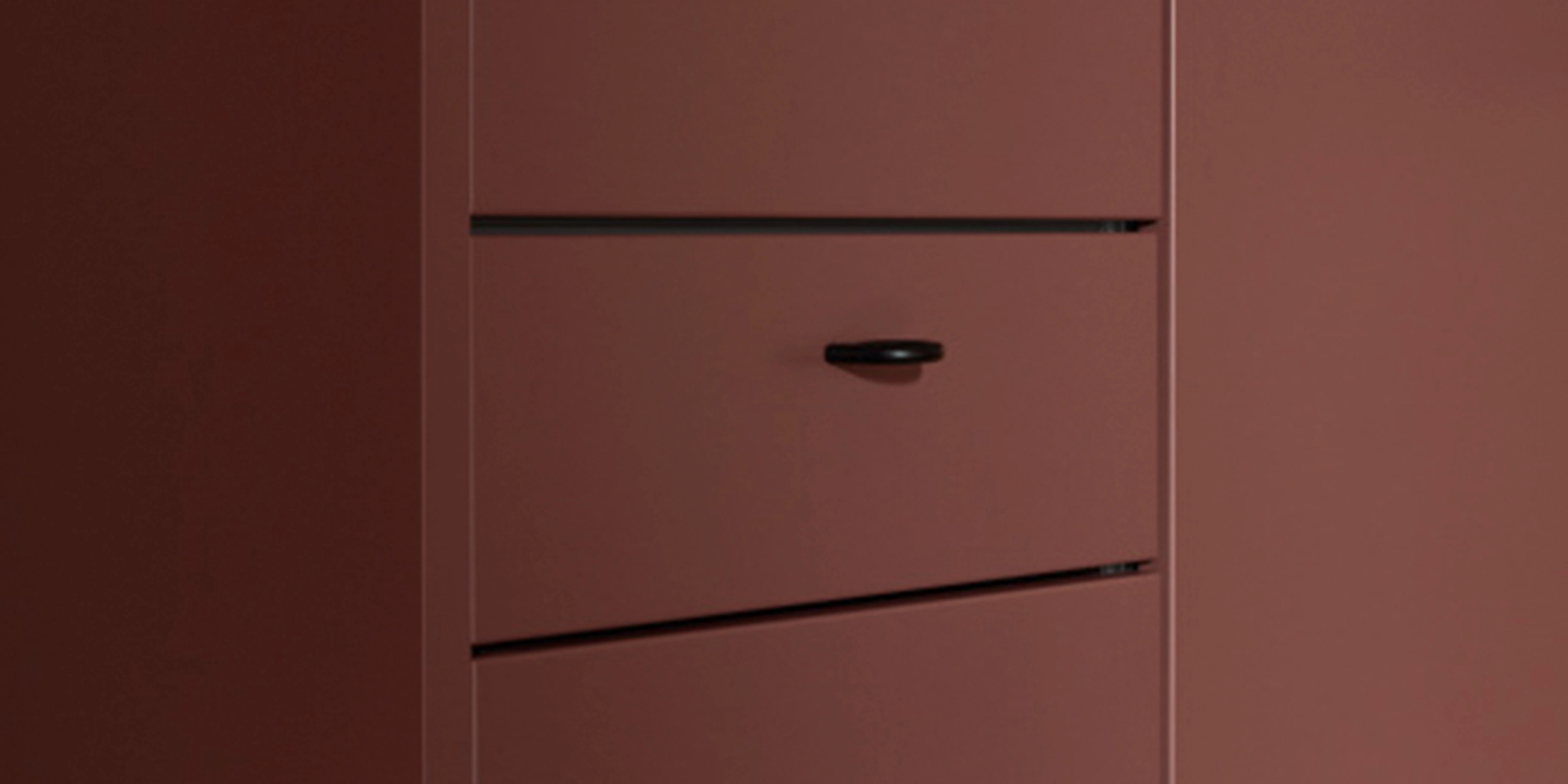 Un design d'armoire moderne brun-rouge aux lignes épurées, partie de Nolte Living.
