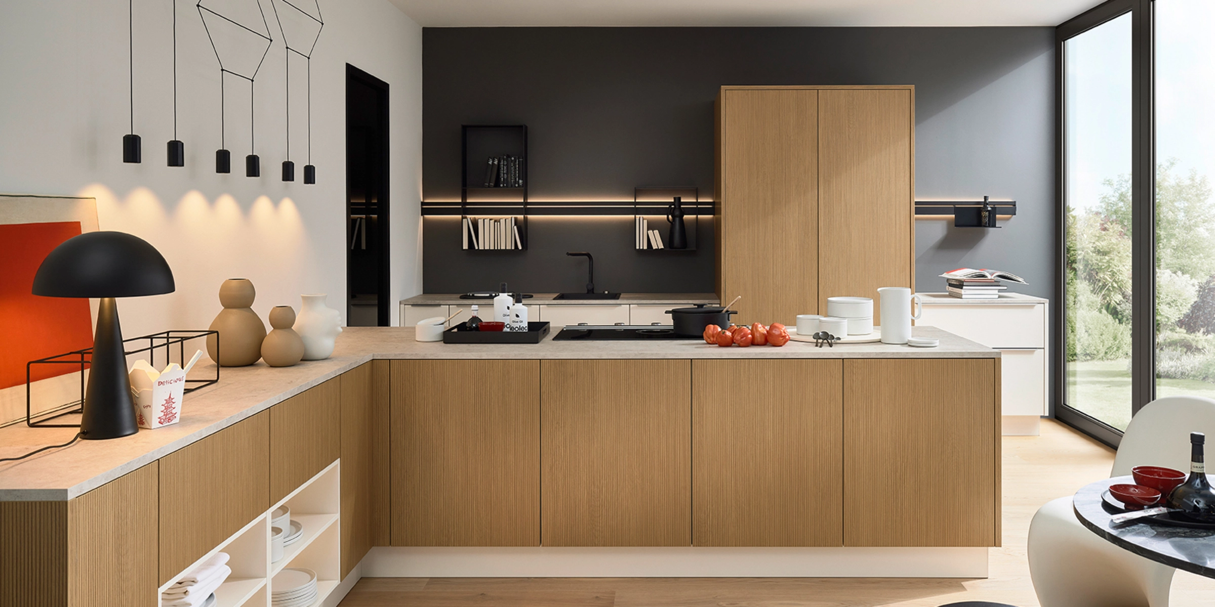 Cuisine moderne avec éléments en bois et grande fenêtre, équipée par Nolte Kitchen.