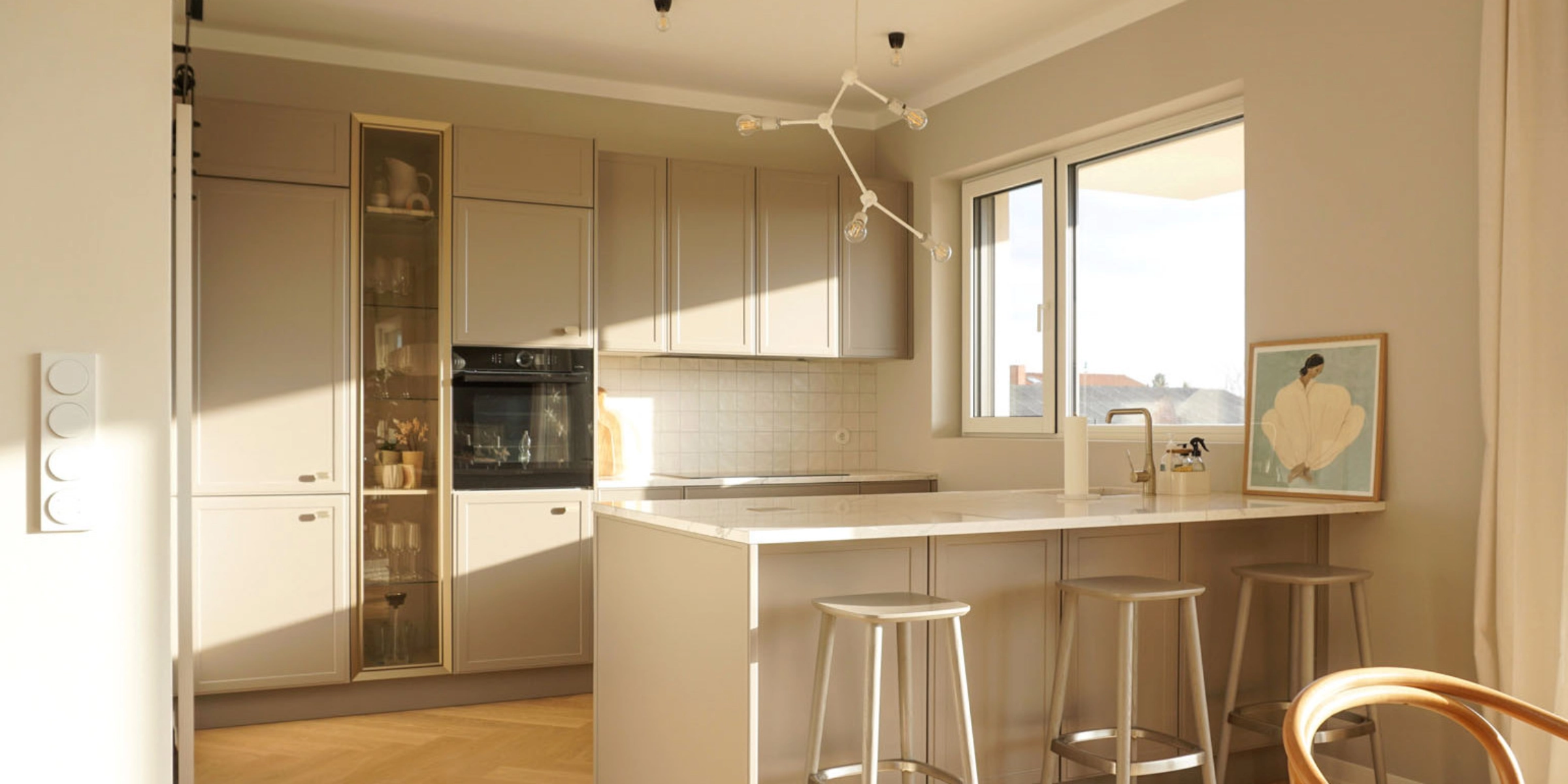 Une cuisine moderne et lumineuse avec îlot et tabourets de bar, conçue par Nolte Kitchen.