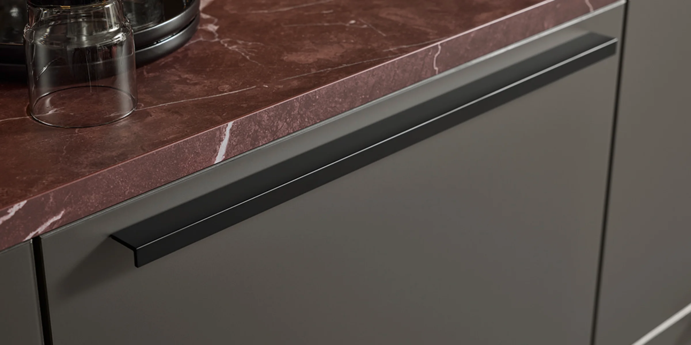 Die Küche zeigt eine elegante Arbeitsplatte mit Gläsern. Nolte Küchen.