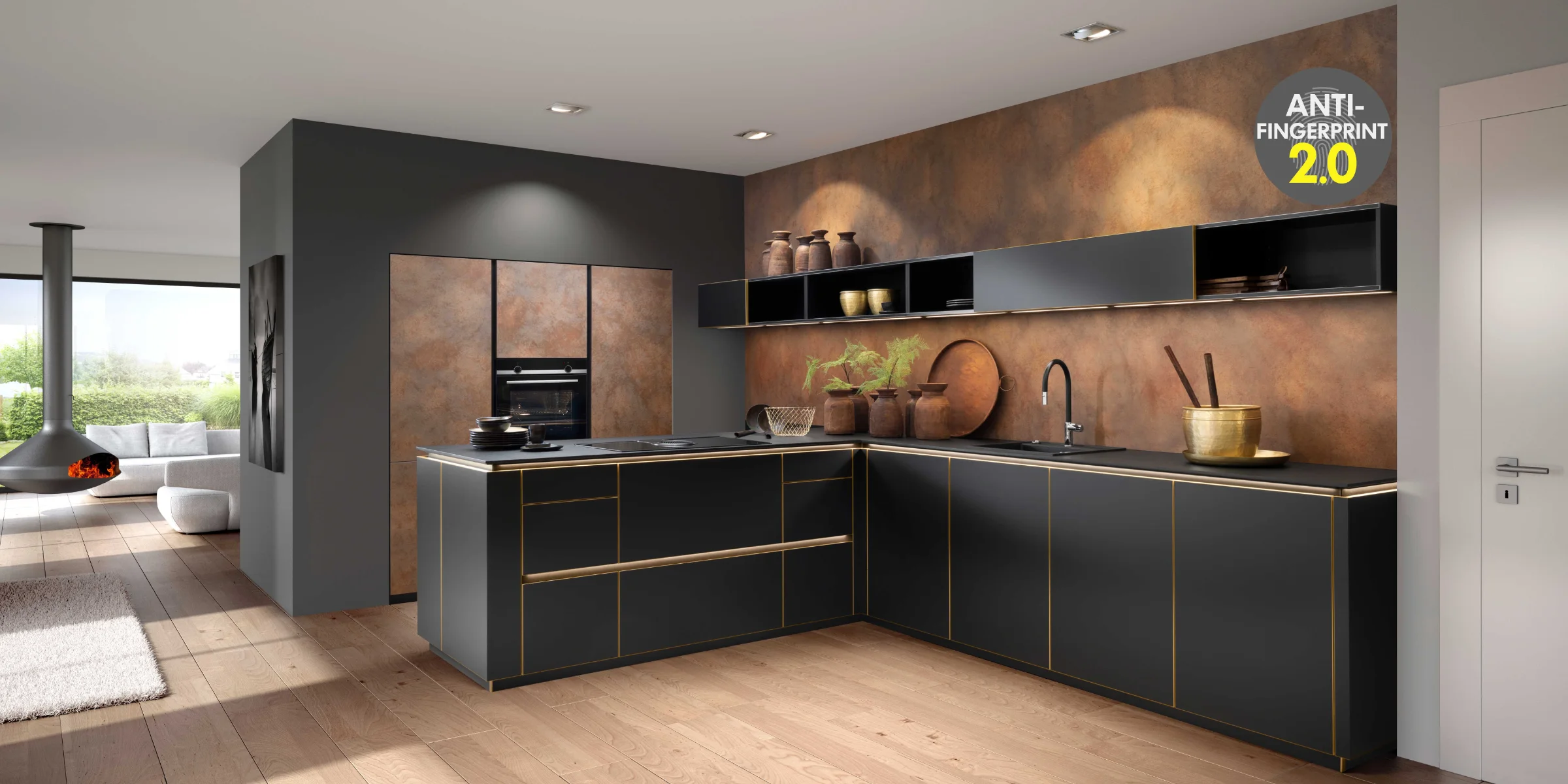 Moderna cucina Nolte con le ante FLAIR in nero con effetto ottone e FERRO in acciaio Corten. La combinazione di eleganza scura e superficie dall'aspetto industriale conferisce alla cucina un carattere lussuoso e urbano. Linee di accento color ottone sottolineano il design senza maniglie e aggiungono eleganti dettagli davanti alla decorazione murale dai toni caldi con effetto ruggine.