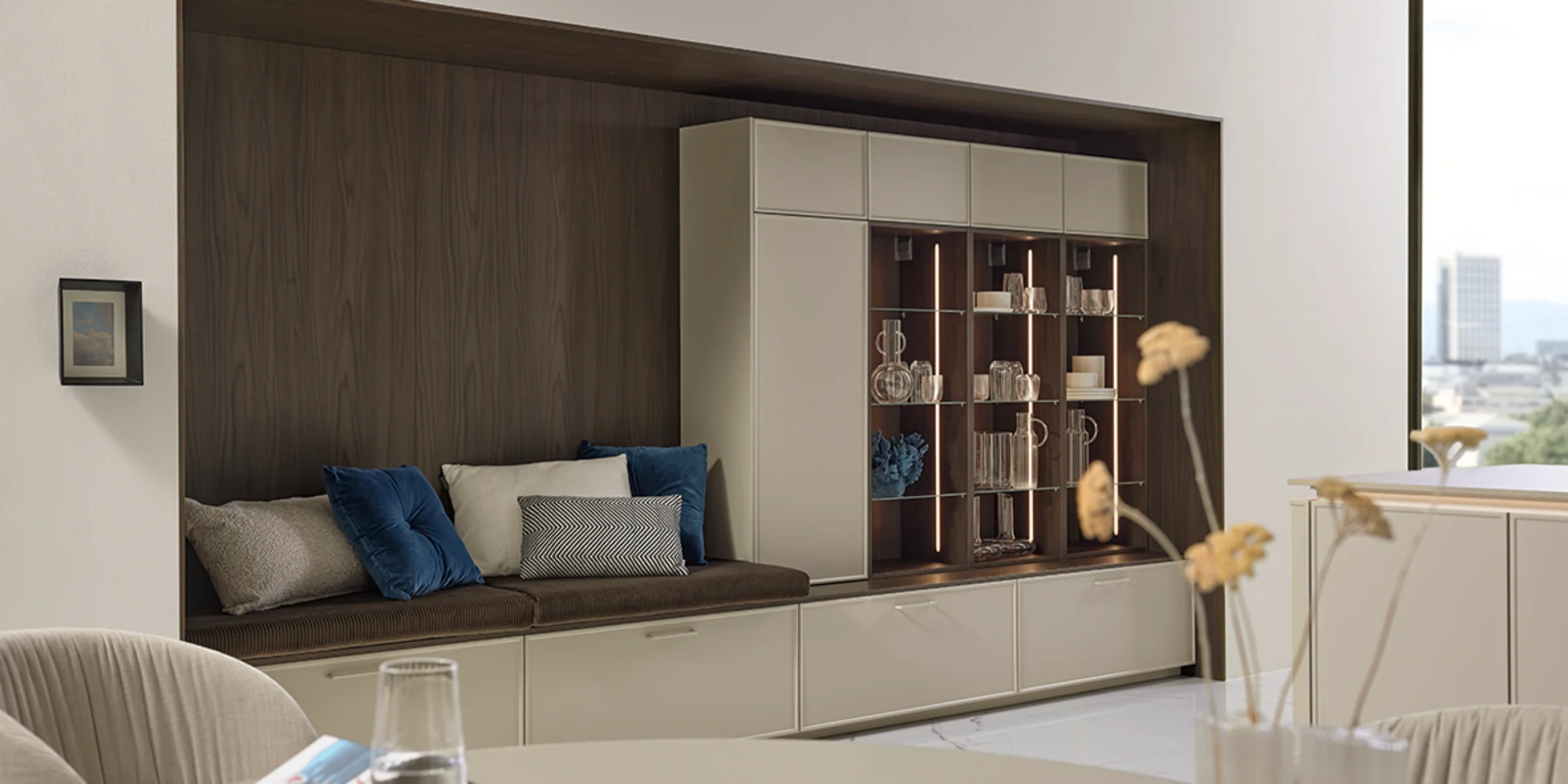 Wohnzimmer mit eleganten Regalen und Sitzbereich, Nolte Living.