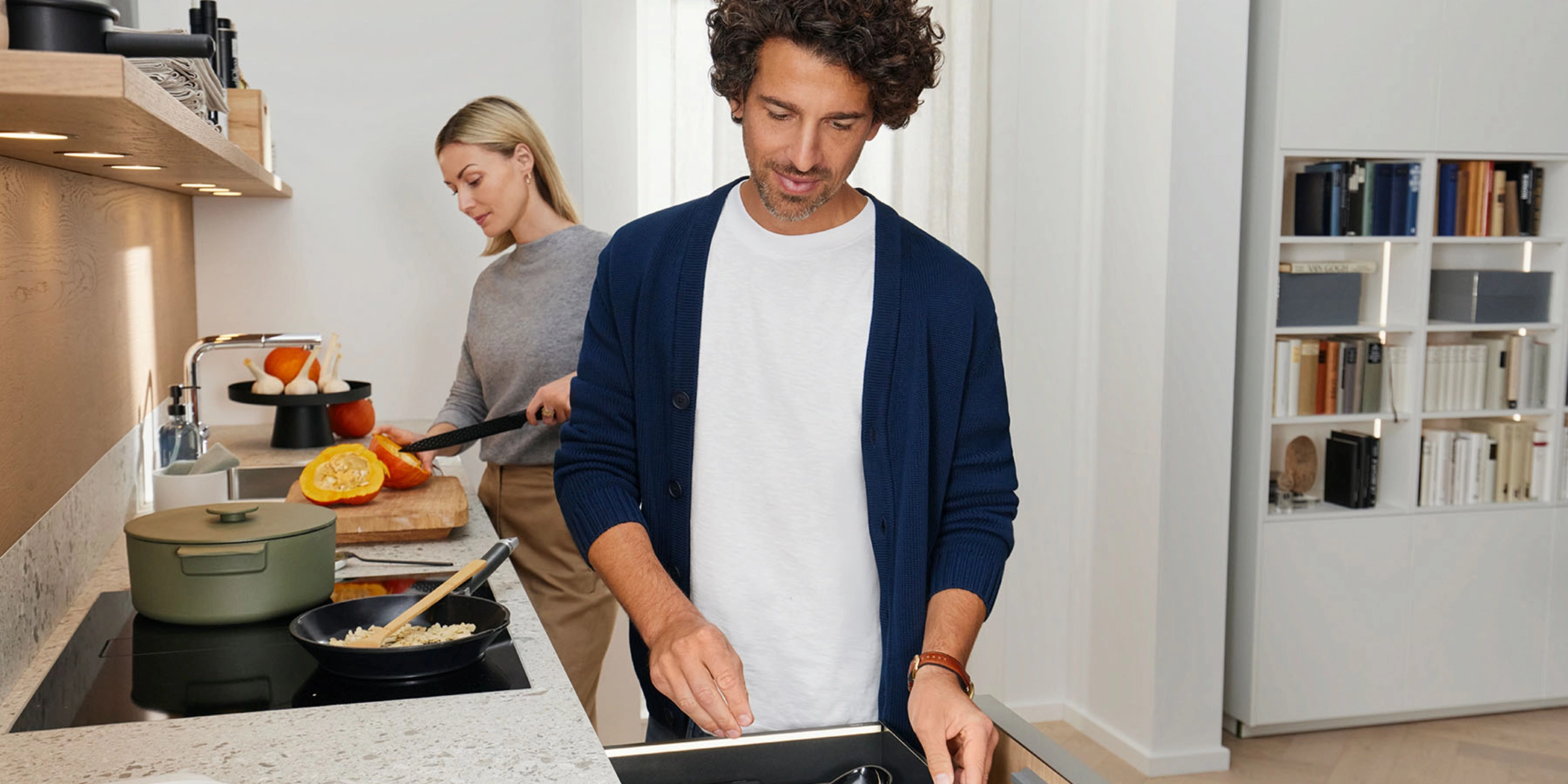 Un homme et une femme cuisinent ensemble dans une cuisine moderne de Nolte Kitchen.