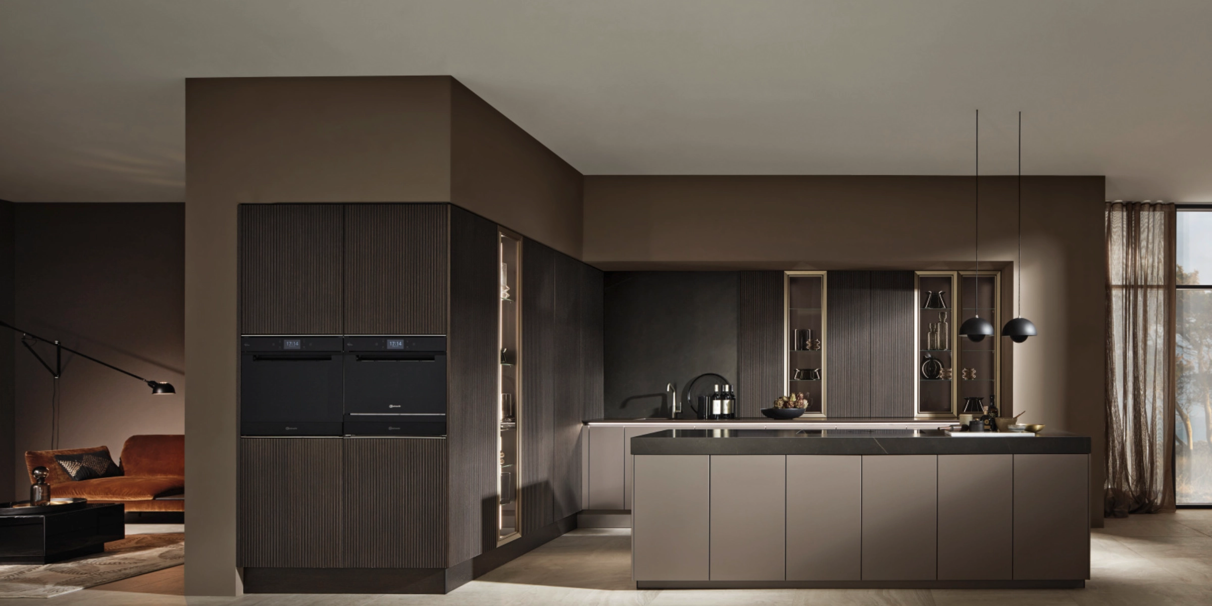 Une cuisine moderne et minimaliste avec des éléments en bois sombre et un îlot, Nolte Kitchen.