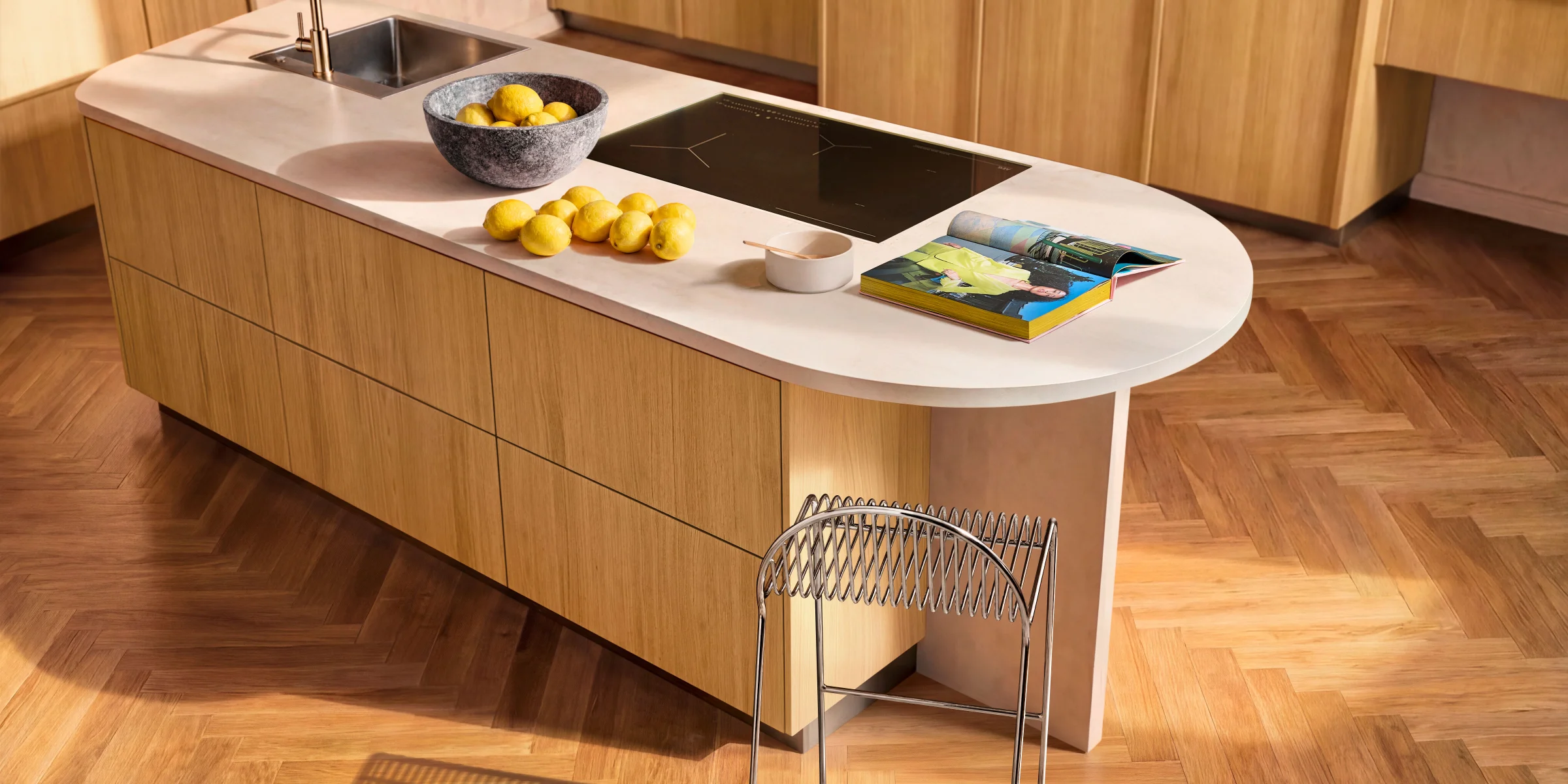 Eine moderne Küche mit Holzverkleidung und Kochinsel. Nolte Küchen.