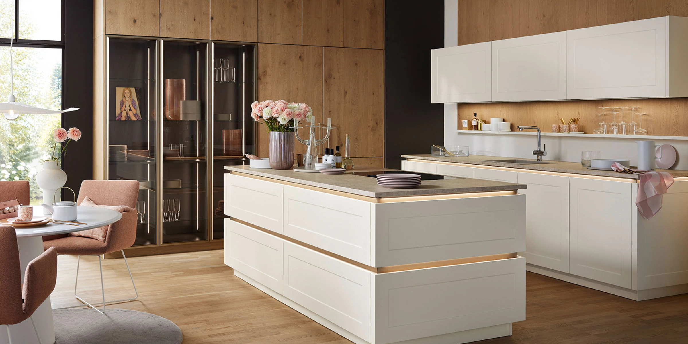 Cuisine moderne avec armoires blanches et détails en bois de Nolte Kitchen.