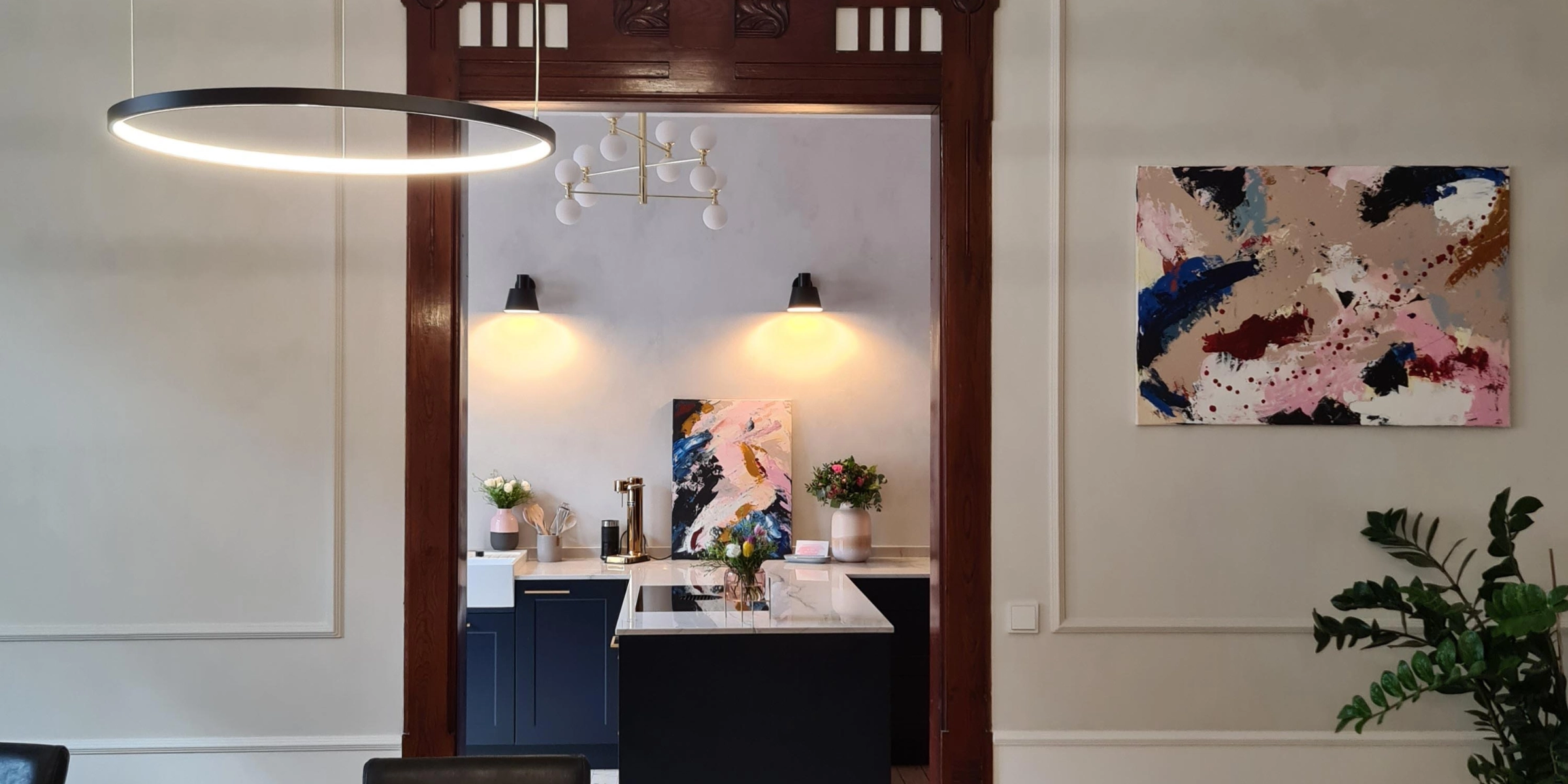 Une cuisine moderne avec îlot et éclairage élégant, Nolte Kitchen.