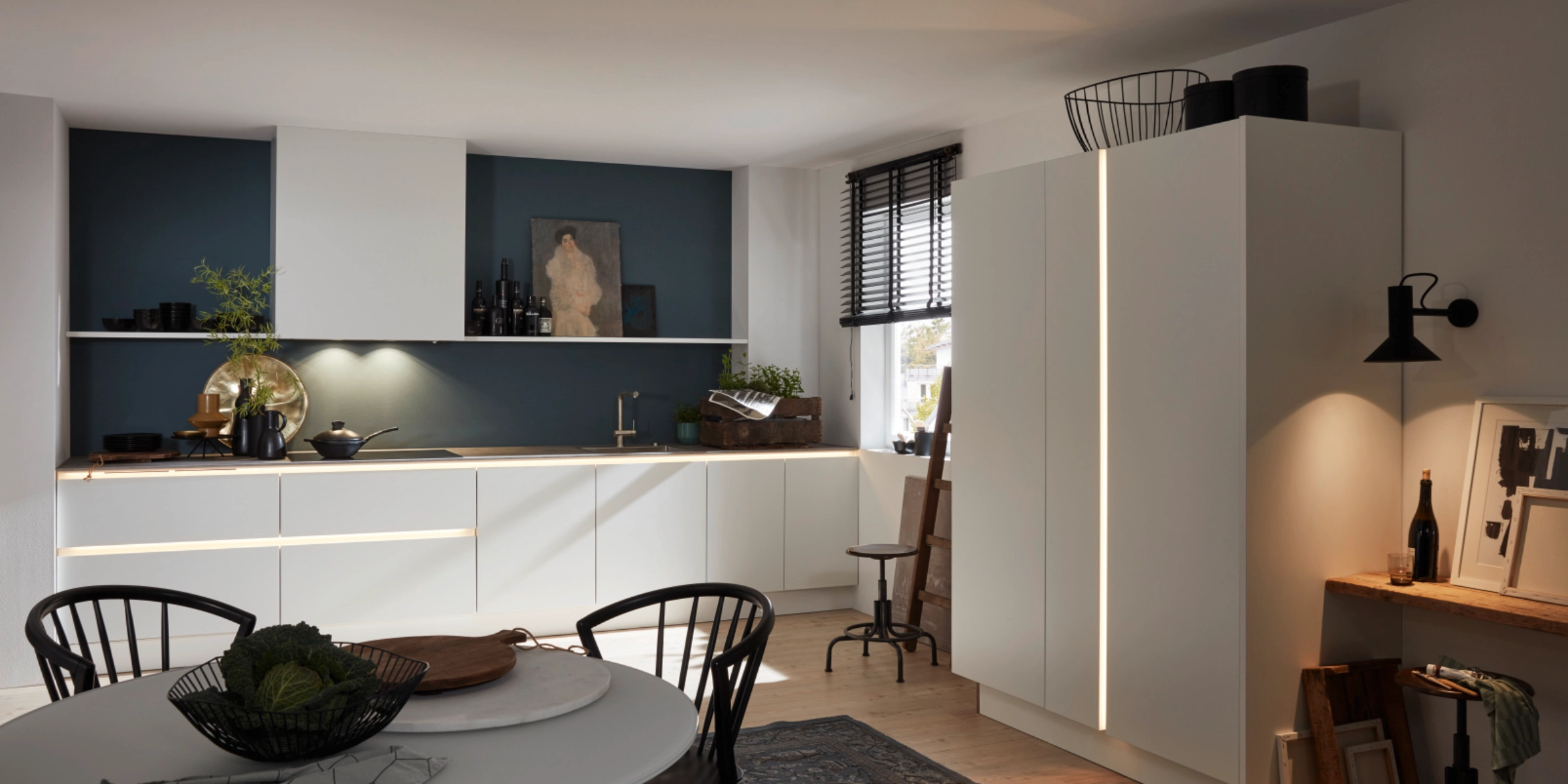 Cuisine moderne au design blanc avec accents sombres, équipée par Nolte Kitchen.