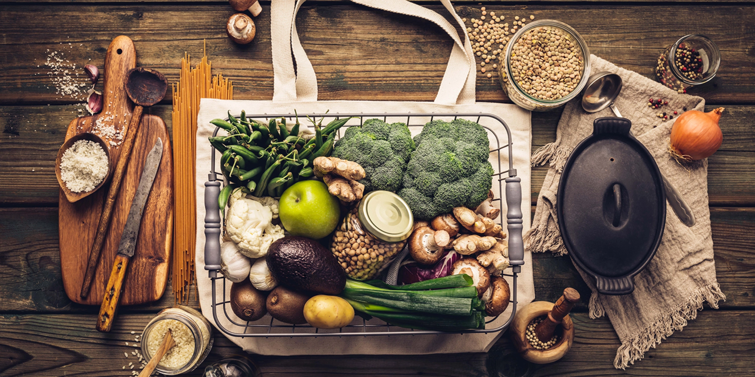 Un assortiment de légumes frais et d'ingrédients sur une table en bois.