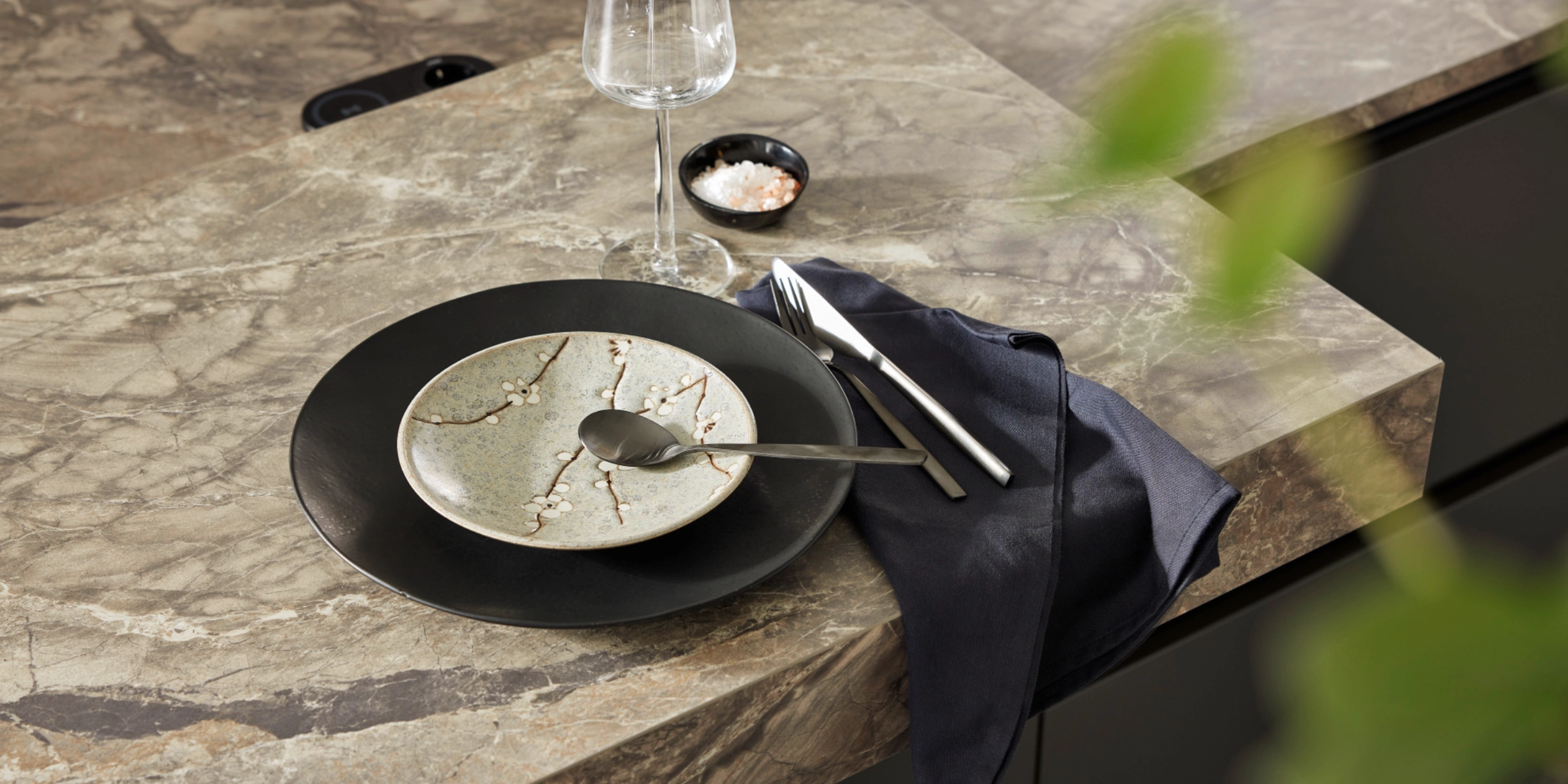 Une table élégamment dressée avec de la vaisselle moderne sur un plan de travail de Nolte Kitchen.