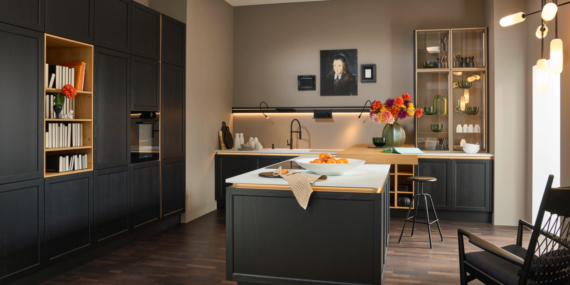 Cuisine moderne avec armoires sombres et îlot central de Nolte Kitchen.