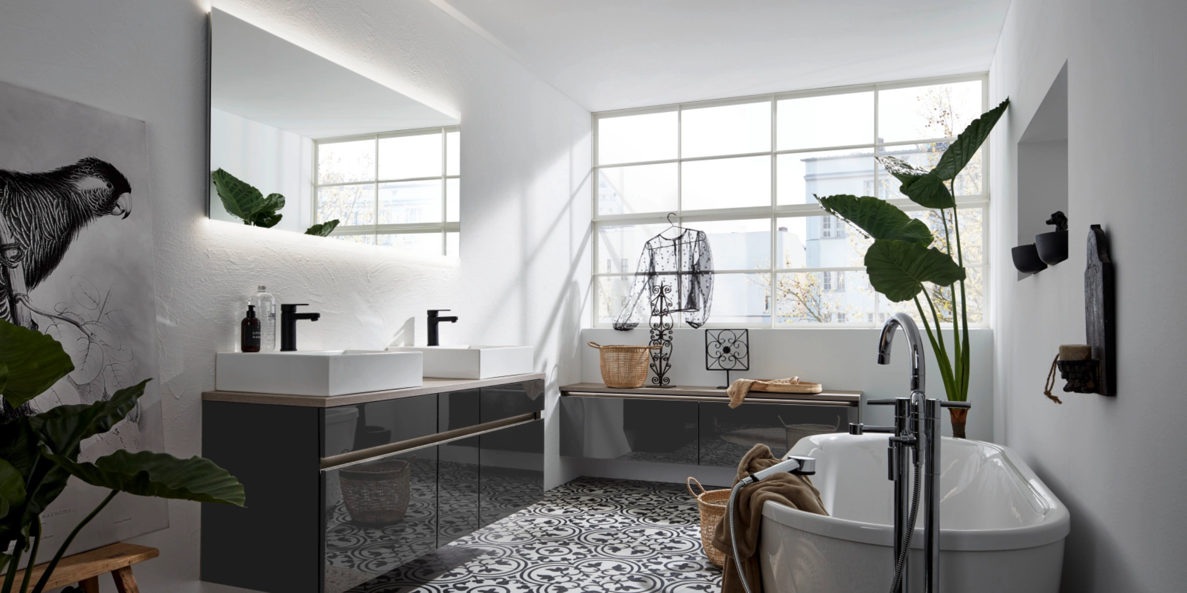 Modern badkamer met vrijstaand bad en dubbele wastafel, Nolte SPA.