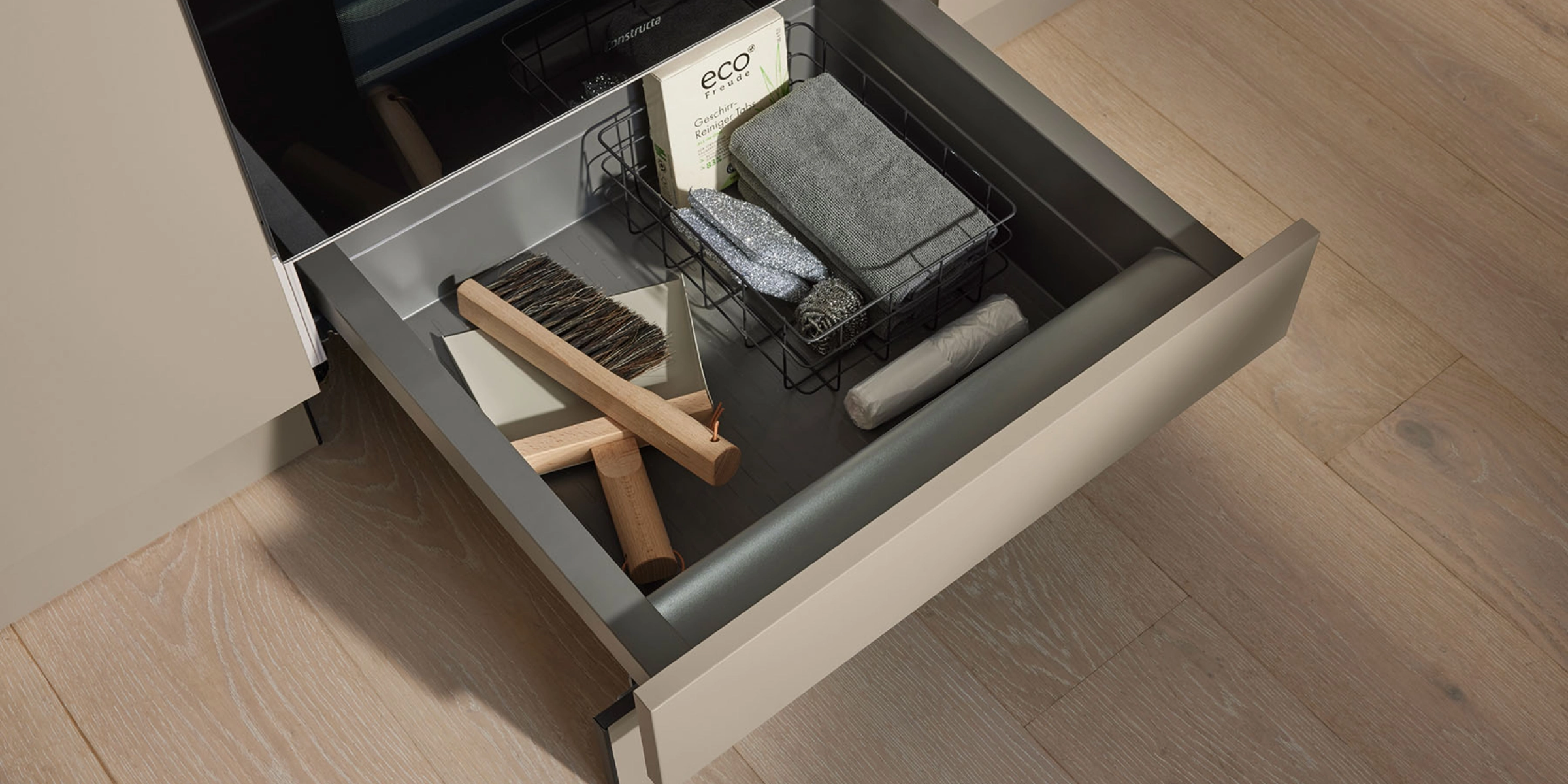 An open kitchen drawer with utensils from Nolte Kitchen.