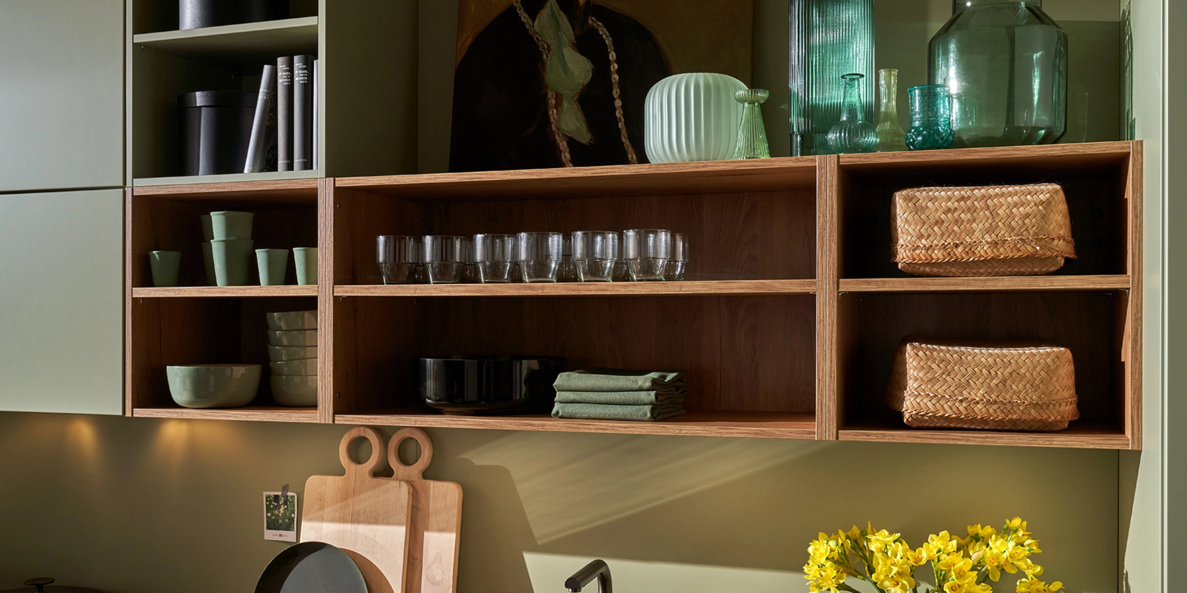 Une cuisine élégante avec étagères ouvertes et éléments déco, conçue par Nolte Kitchen.