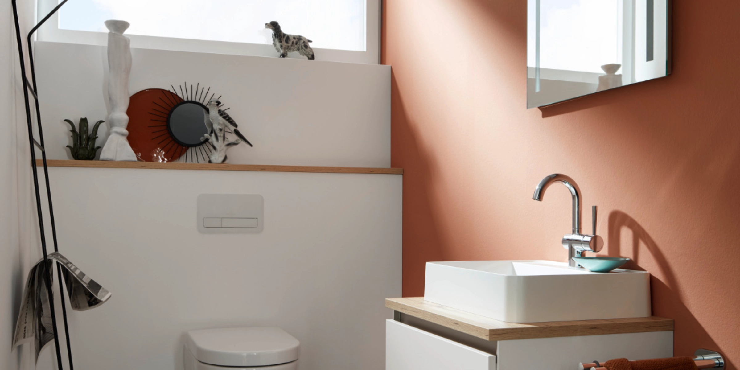 Een modern badkamer met geometrische tegelvloer en wandspiegel, Nolte SPA.