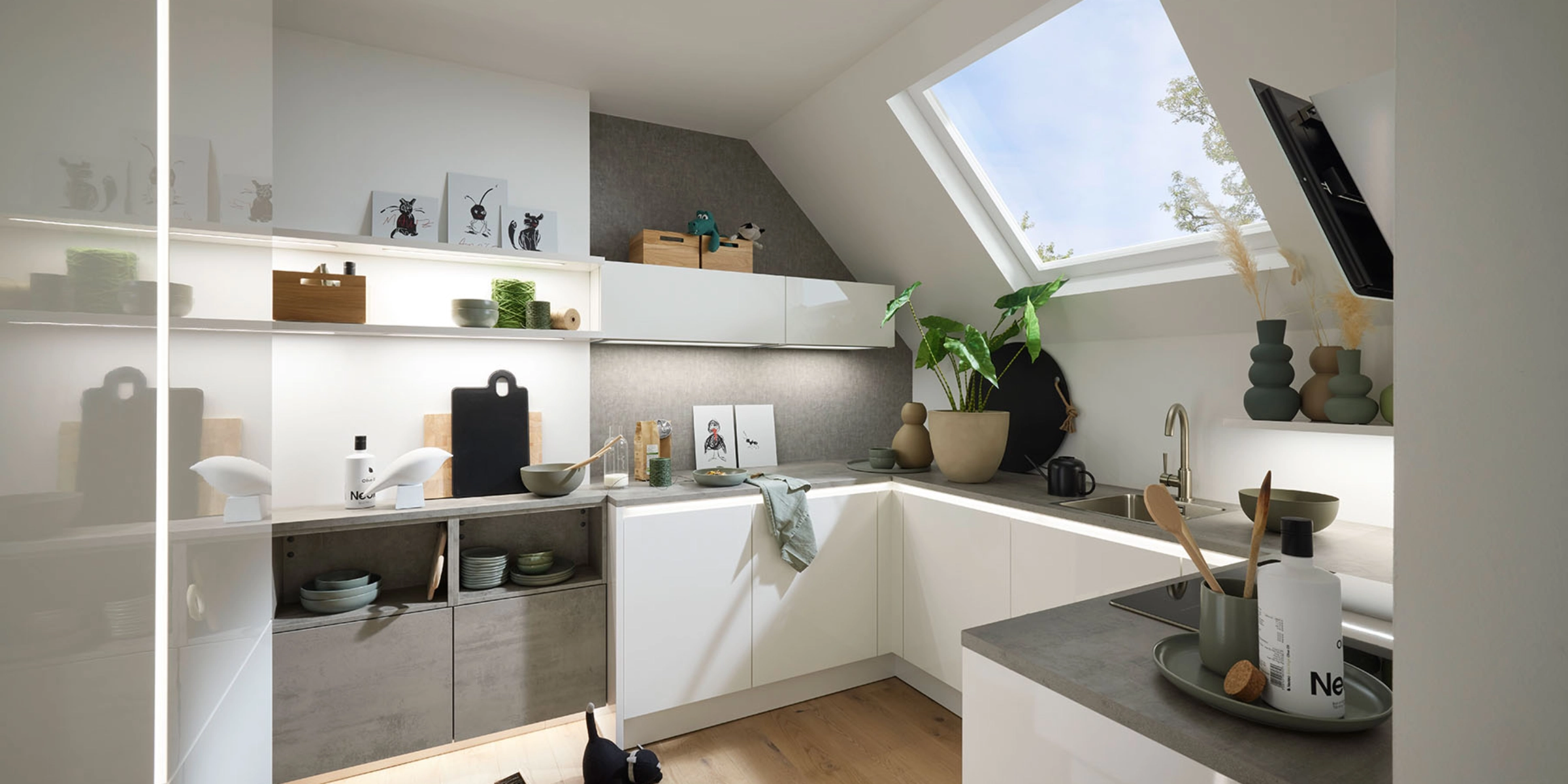 Une cuisine moderne avec des armoires blanches et un puits de lumière, conçue par Nolte Kitchen.