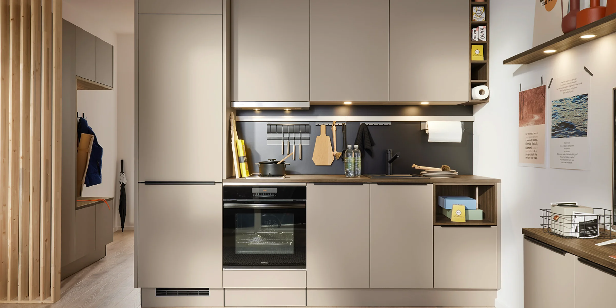 Cucina moderna con armadi beige e elettrodomestici integrati; Nolte Kitchen.