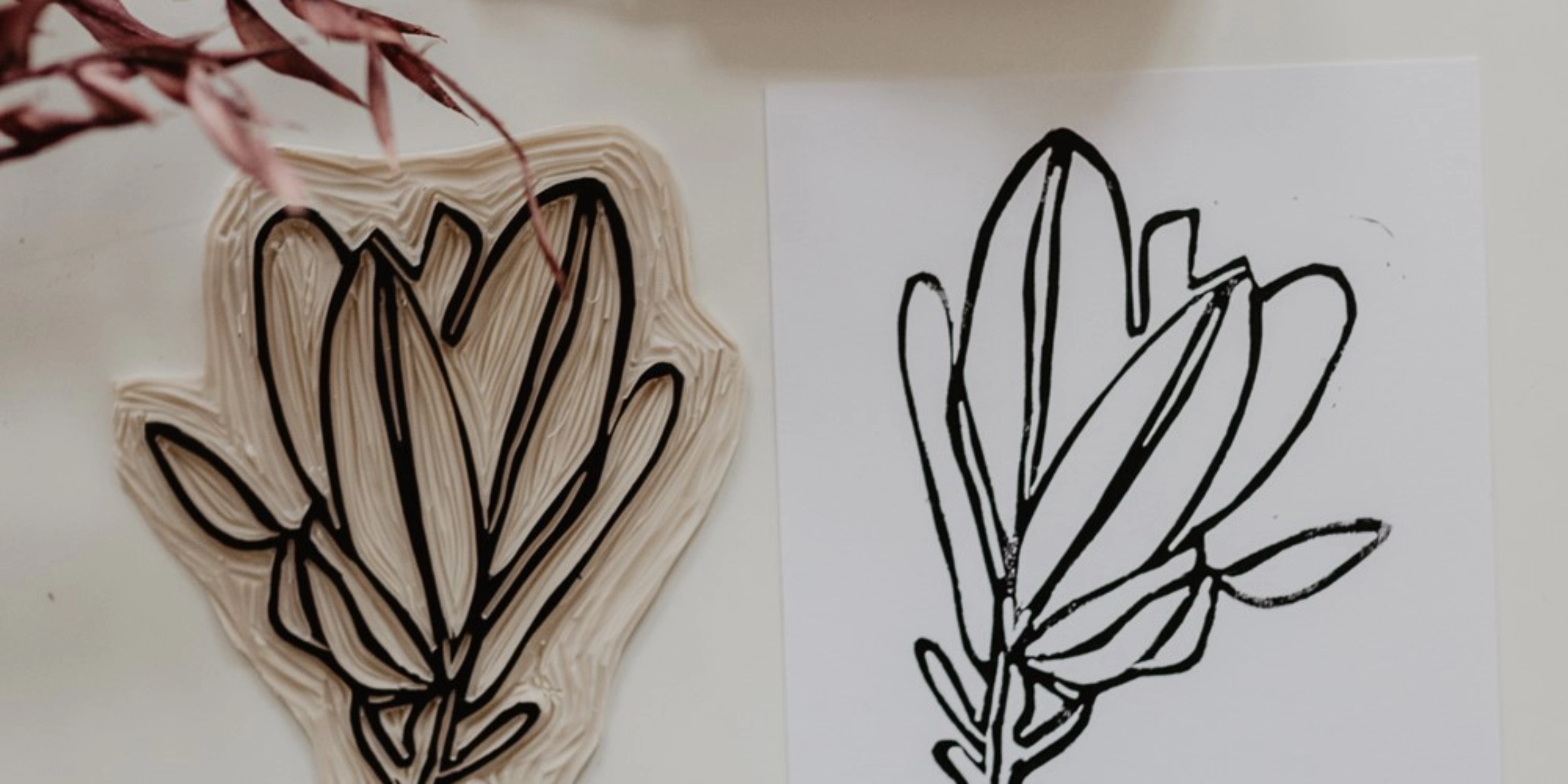 Un tampon gravé avec motif de feuille et l'illustration imprimée sur papier.