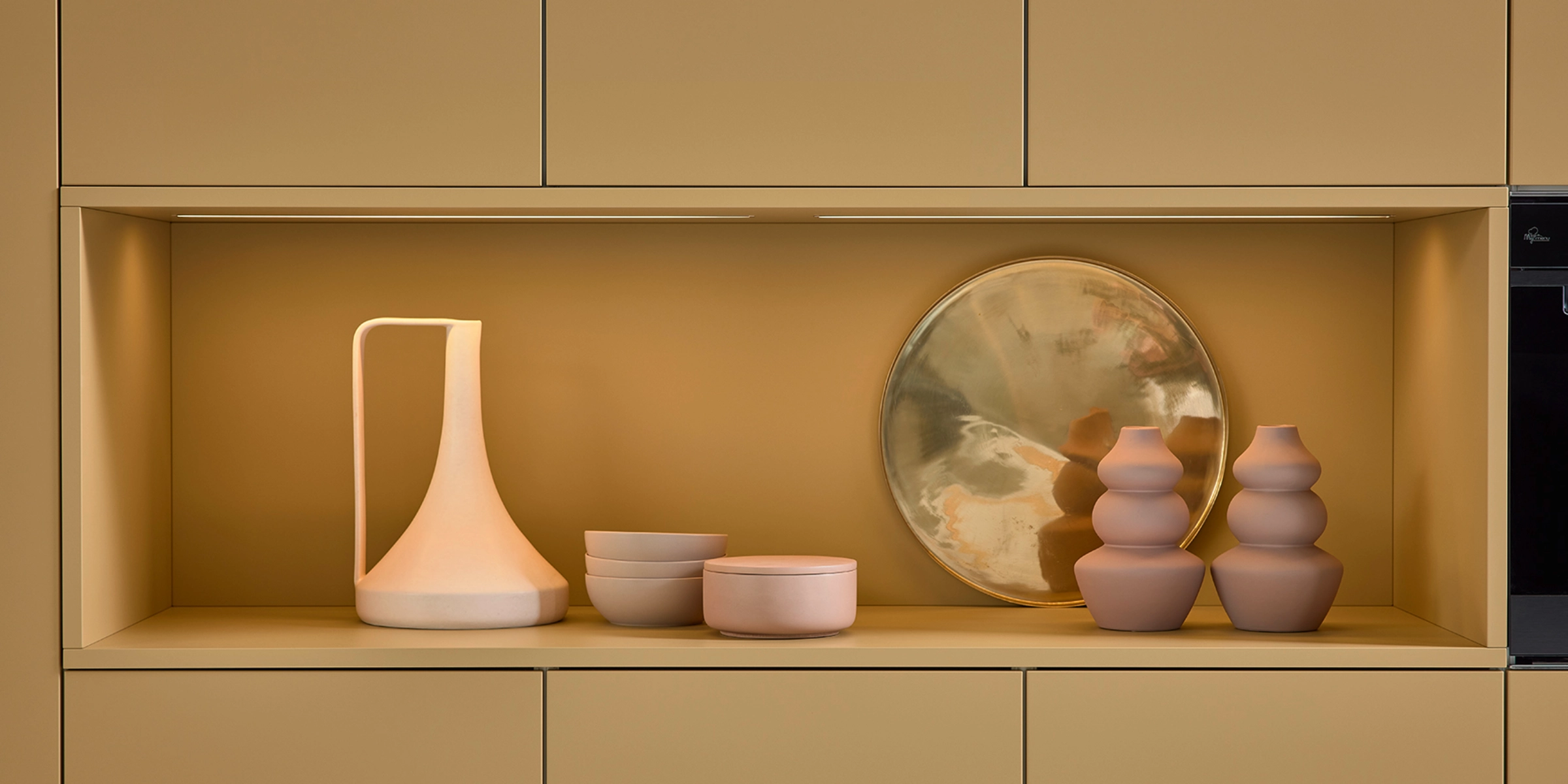 Une étagère avec des vases et bols modernes dans une cuisine élégante de Nolte Kitchen.