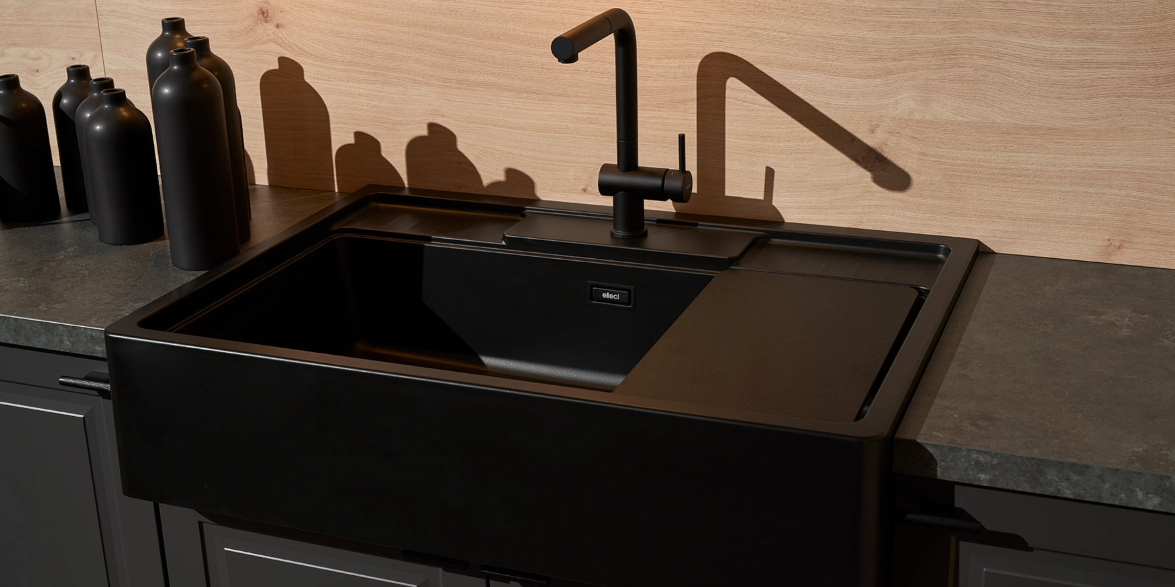 Évier de cuisine noir moderne avec dosseret en bois, partie de Nolte Kitchen.