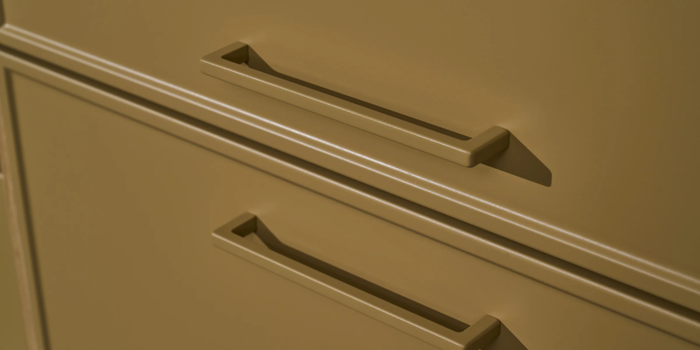 Ante dell'armadio con maniglie dorate offrono un design esclusivo, NolteNeo.