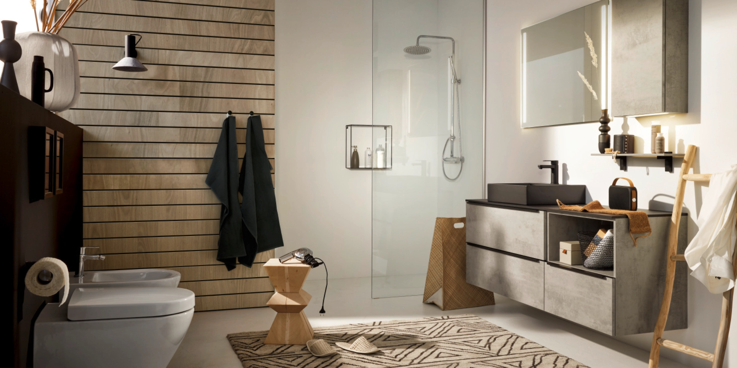 Een moderne badkamer met douche en wastafel van Nolte SPA.
