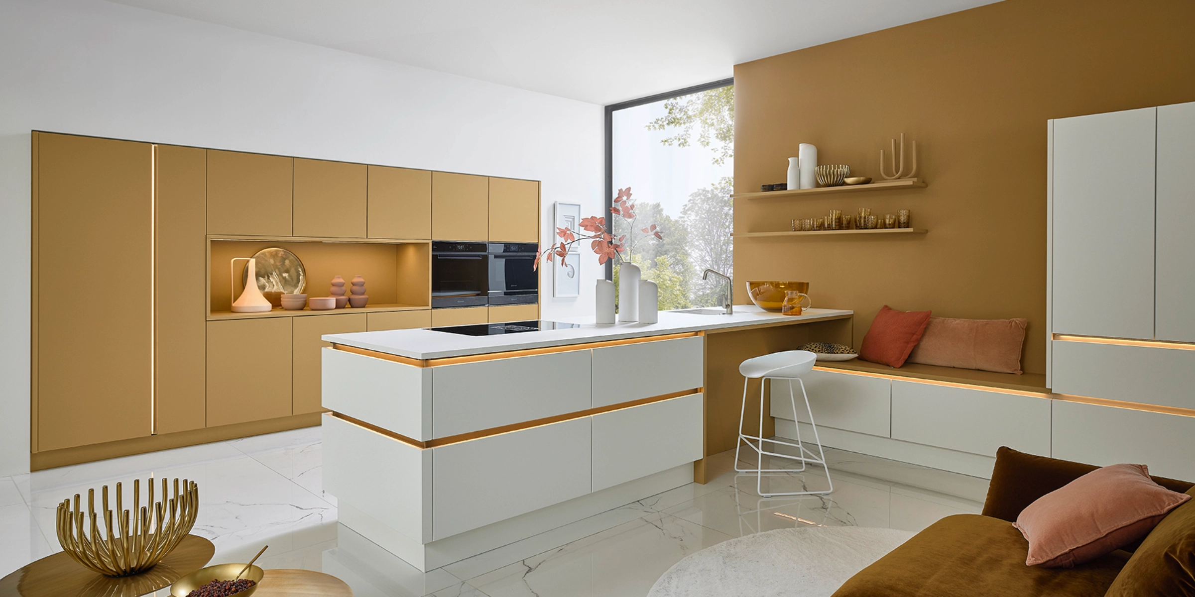 Une cuisine moderne avec îlot et accents dorés, Nolte Kitchen.