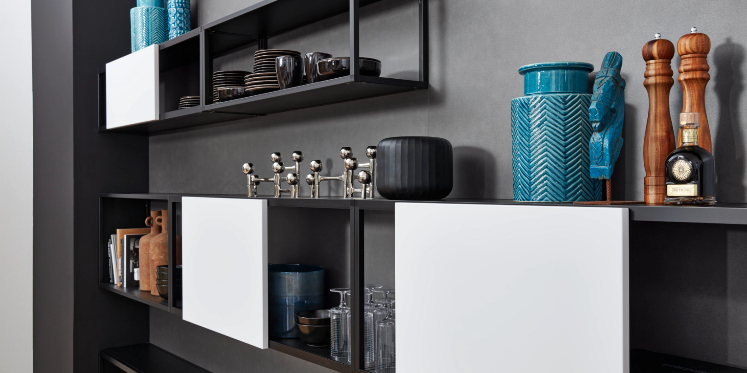 Mobilier moderne avec étagères ouvertes et décorations, présenté par Nolte Living.