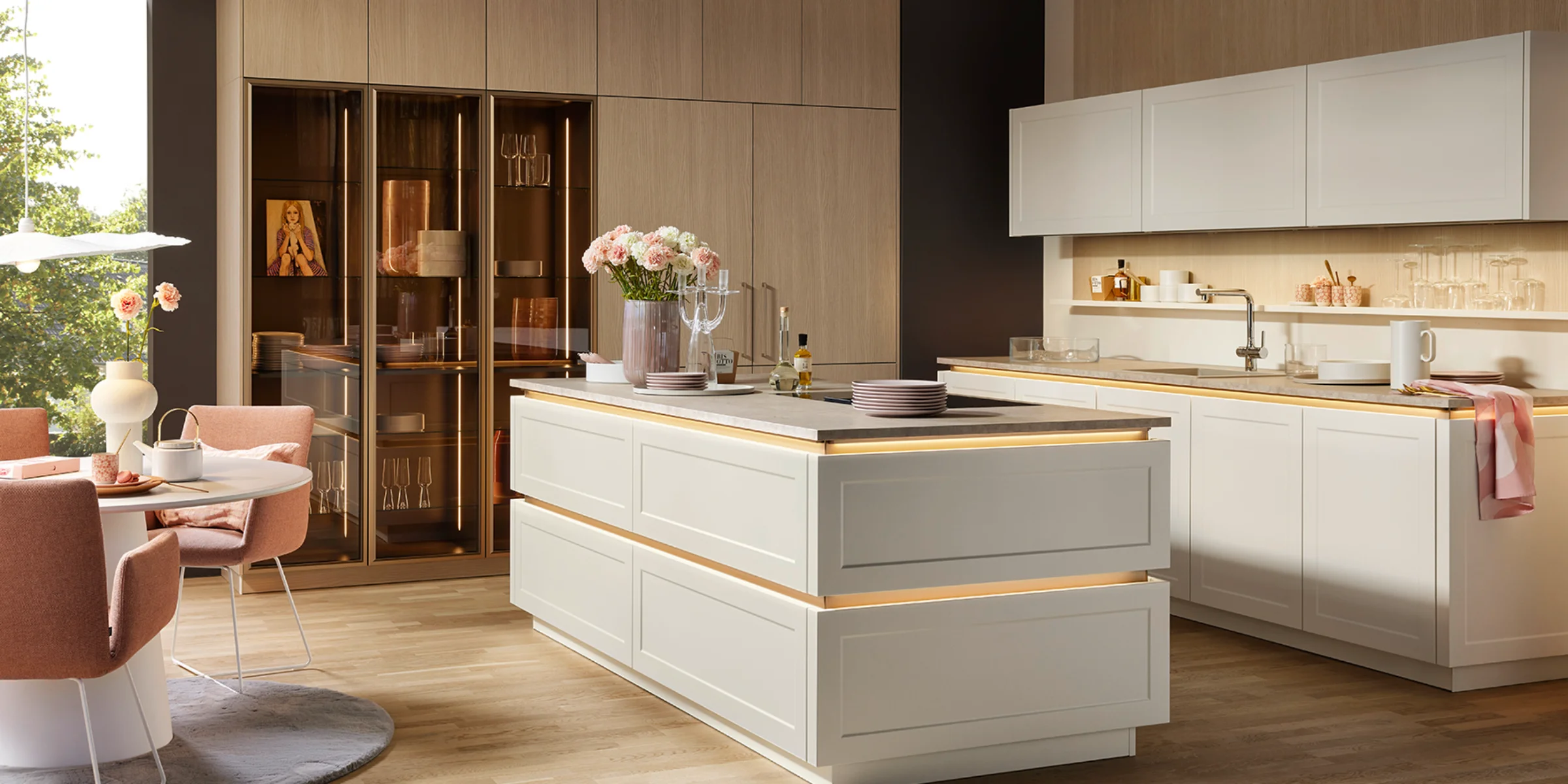 Cocina rústica Helle Nolte RAVENNA LACK en color Magnolia con isla y LEAF en acabado de madera